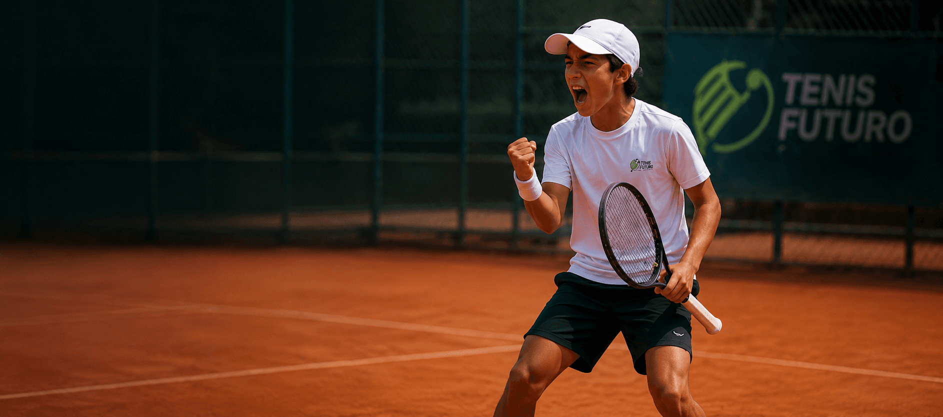 Jugador de Tenis Futuro celebrando en cancha de polvo de ladrillo